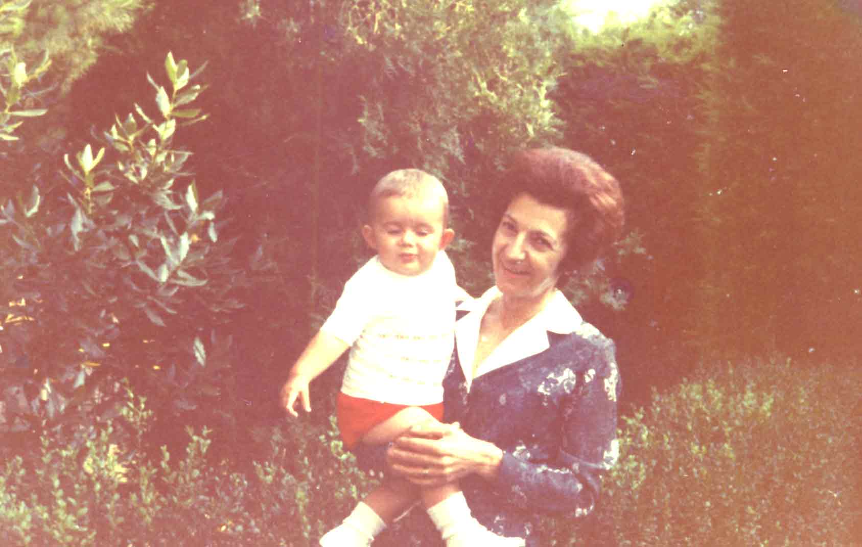linda-andrea.jpg (66139 byte)